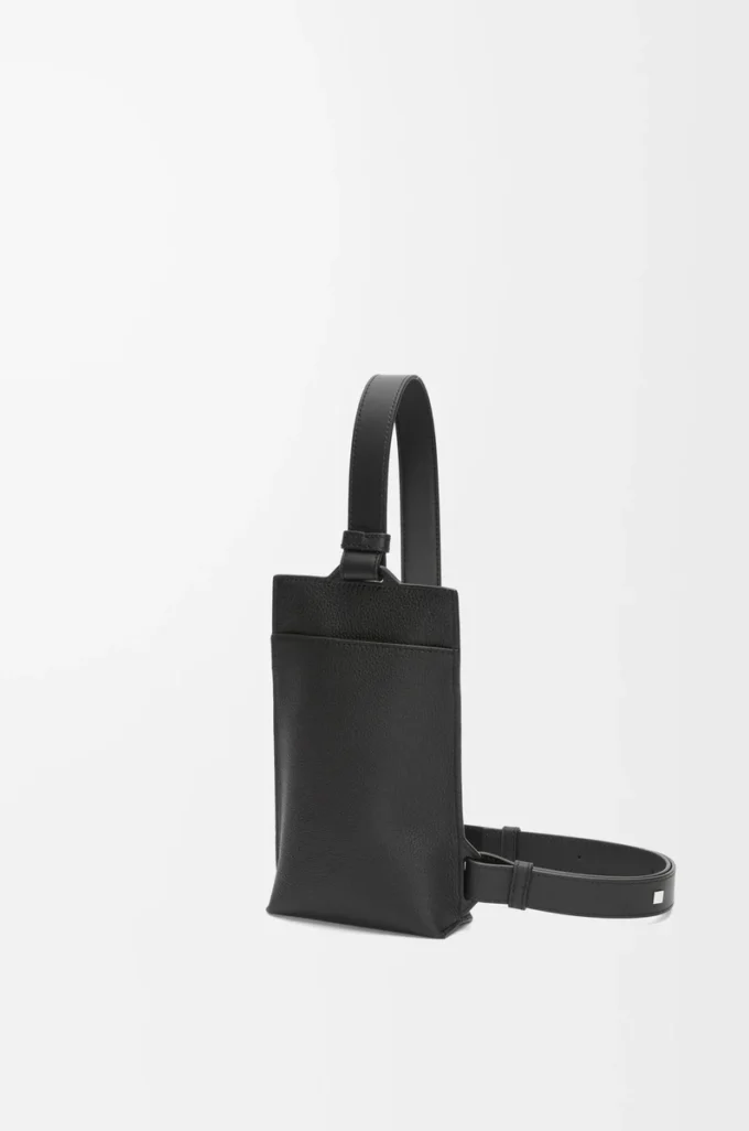 Bolso Vertical T Pocket en piel de becerro granulada suave color negro