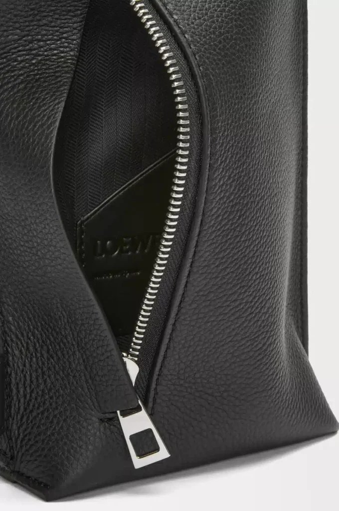 Bolso Vertical T Pocket en piel de becerro granulada suave color negro