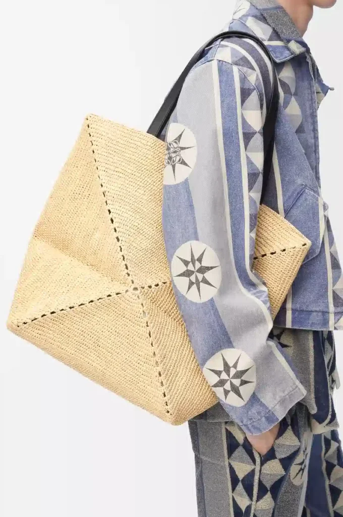 Bolso XL Puzzle Fold en rafia Natural/Negro Bolso XL Puzzle Fold en rafia Natural/Negro