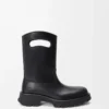 Bota Bobby en piel de becerro curtida vegetalmente. Color negro Bota Bobby en piel de becerro curtida vegetalmente. Color negro