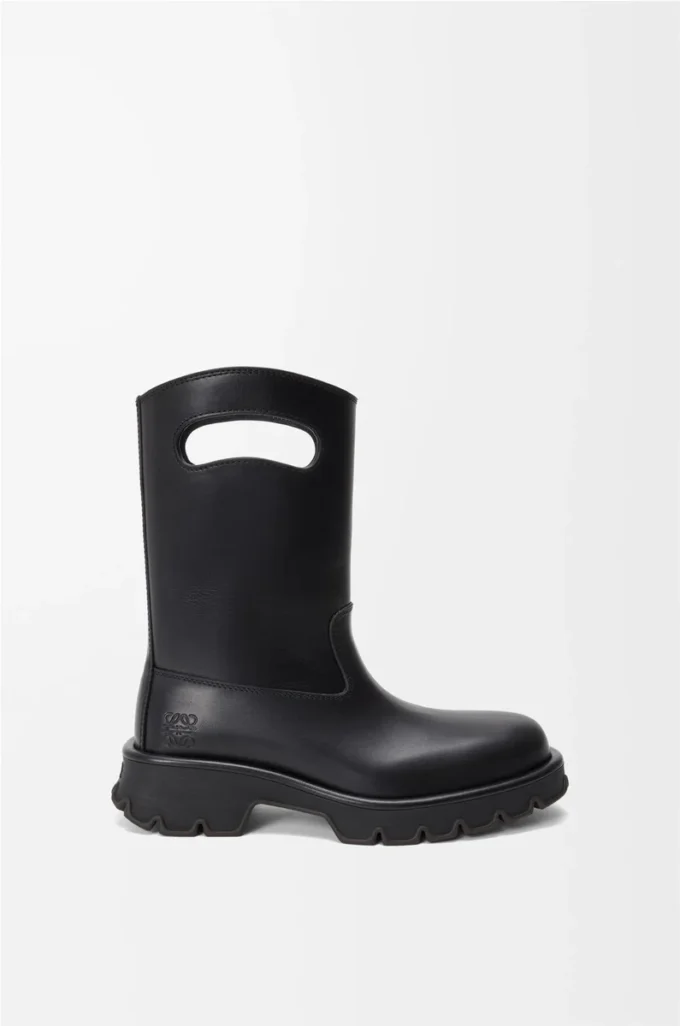 Bota Bobby en piel de becerro curtida vegetalmente. Color negro Bota Bobby en piel de becerro curtida vegetalmente. Color negro