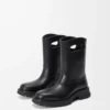 Bota Bobby en piel de becerro curtida vegetalmente. Color negro Bota Bobby en piel de becerro curtida vegetalmente. Color negro