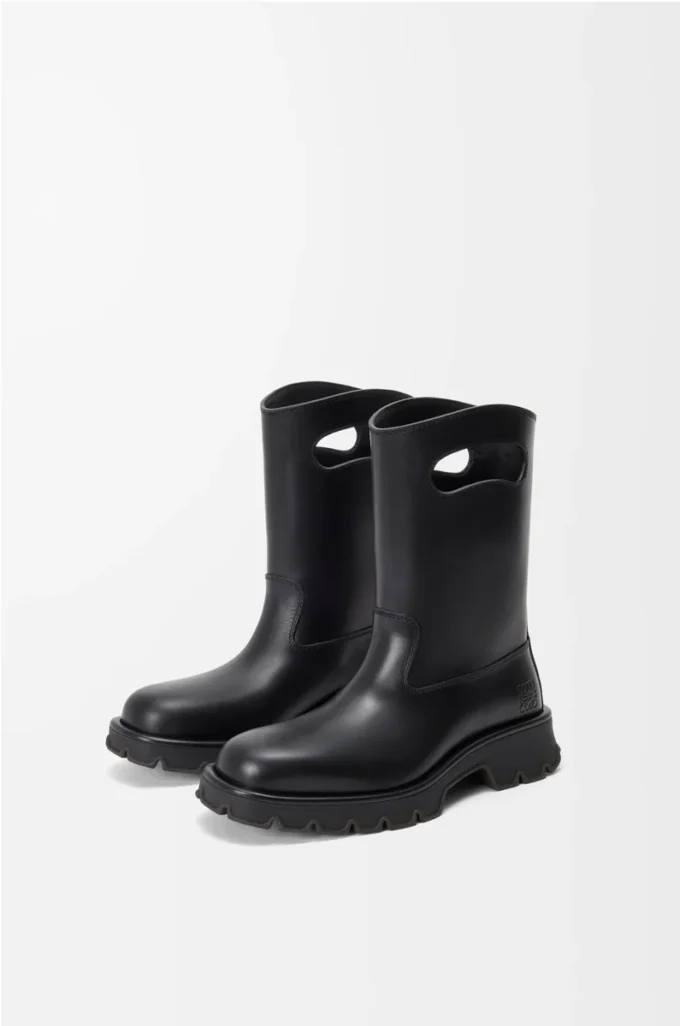 Bota Bobby en piel de becerro curtida vegetalmente. Color negro Bota Bobby en piel de becerro curtida vegetalmente. Color negro