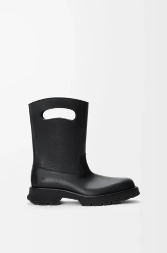 Bota Bobby en piel de becerro granulada curtida vegetalmente. Negro