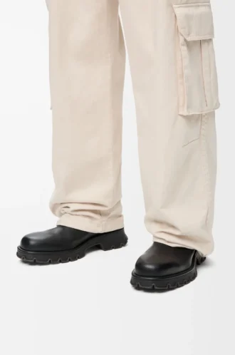 Bota Bobby en piel de becerro granulada curtida vegetalmente. Negro