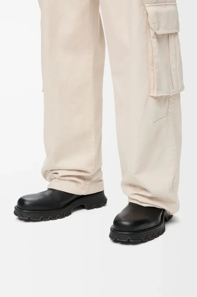 Bota Bobby en piel de becerro granulada curtida vegetalmente. Negro Bota Bobby en piel de becerro granulada curtida vegetalmente. Negro