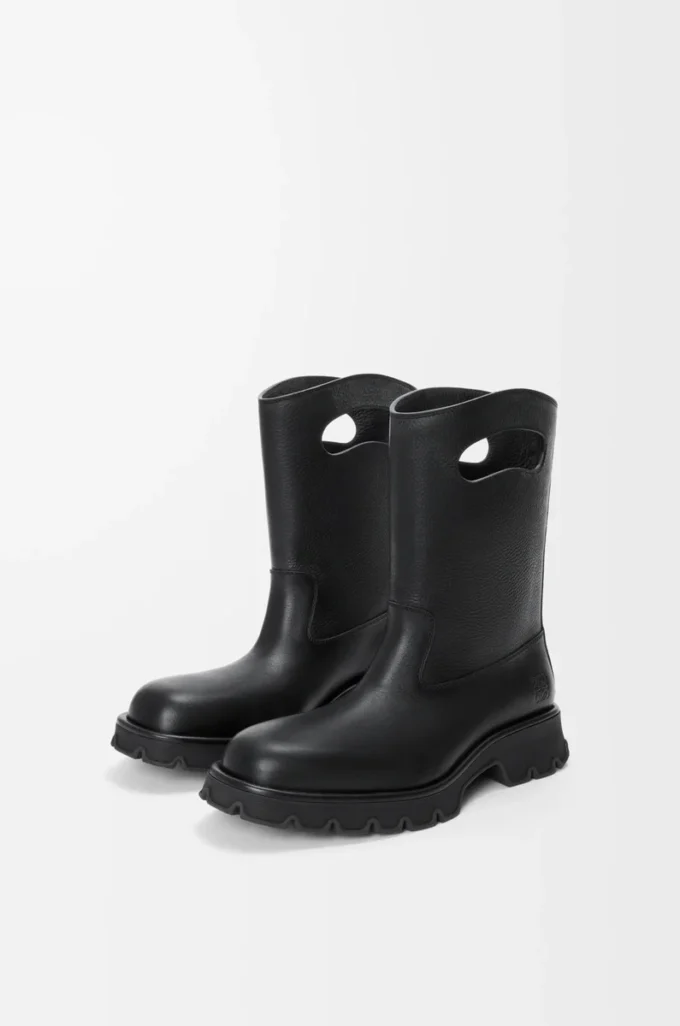 Bota Bobby en piel de becerro granulada curtida vegetalmente. Negro Bota Bobby en piel de becerro granulada curtida vegetalmente. Negro
