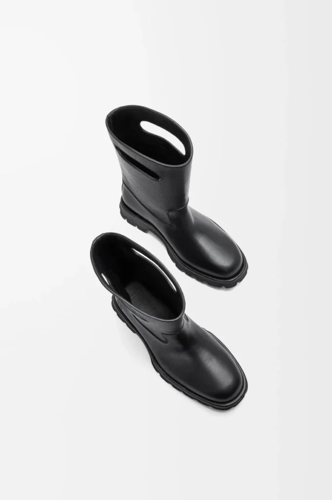 Bota Bobby en piel de becerro granulada curtida vegetalmente. Negro Bota Bobby en piel de becerro granulada curtida vegetalmente. Negro