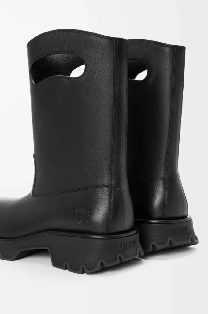 Bota Bobby en piel de becerro granulada curtida vegetalmente. Negro Bota Bobby en piel de becerro granulada curtida vegetalmente. Negro