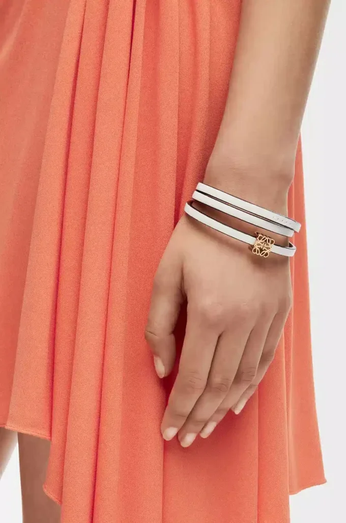 Brazalete Twist en piel de becerro blanco suave Brazalete Twist en piel de becerro blanco suave