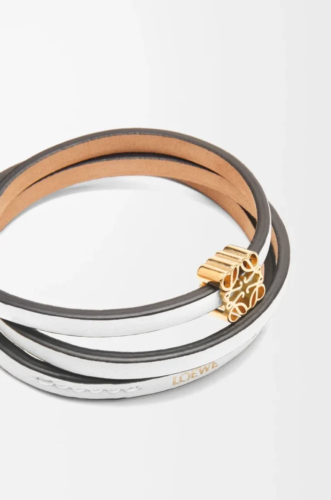 Brazalete Twist en piel de becerro blanco suave Brazalete Twist en piel de becerro blanco suave