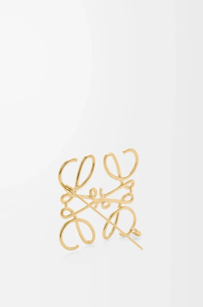 Broche Anagram en metal dorado Broche Anagram en metal dorado