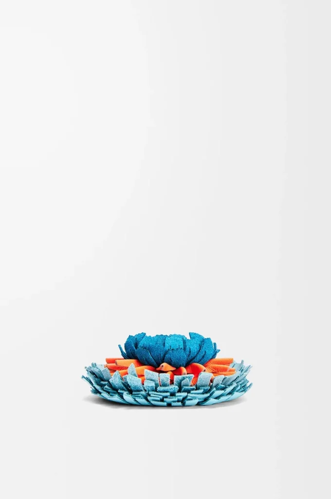 Broche de flor en piel de becerro clásica Aqua Broche de flor en piel de becerro clásica Aqua