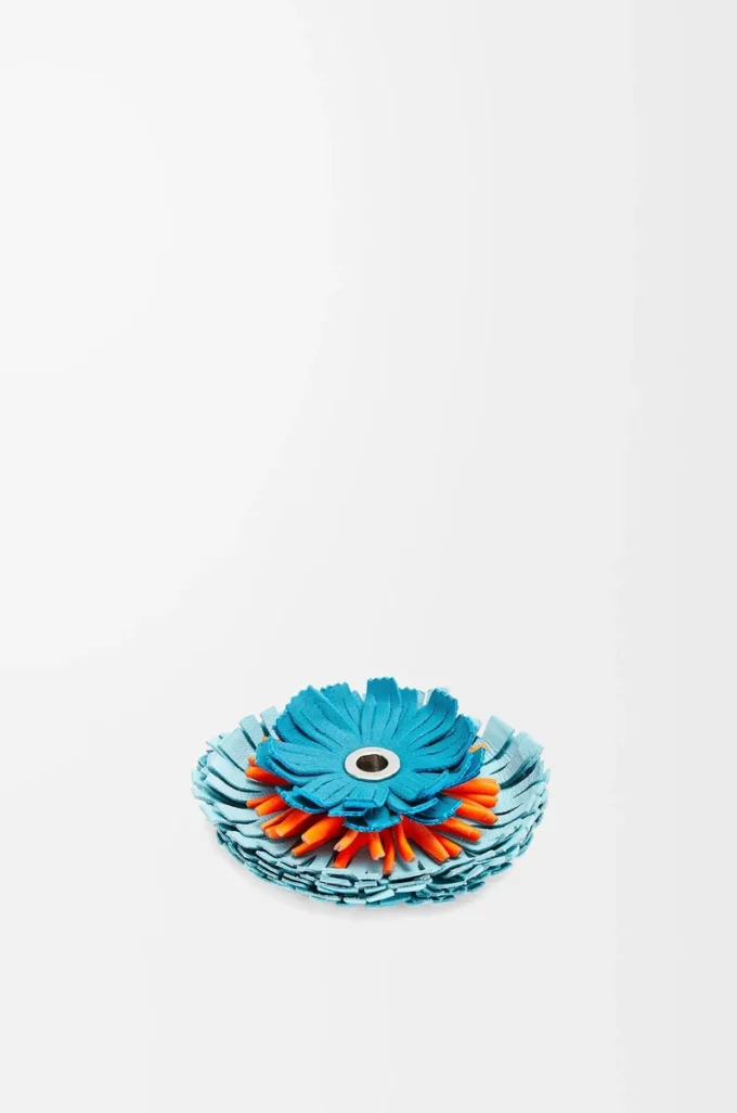 Broche de flor en piel de becerro clásica Aqua Broche de flor en piel de becerro clásica Aqua