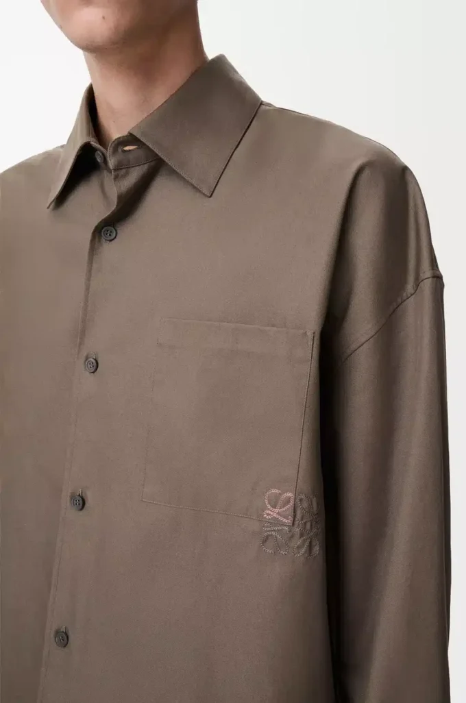 Camisa de algodón marrón caqui Camisa de algodón marrón caqui
