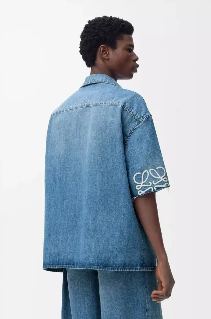 Camisa de manga corta con anagrama en denim Denim lavado Camisa de manga corta con anagrama en denim Denim lavado