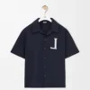 Camisa de manga corta de algodón azul marino oscuro.