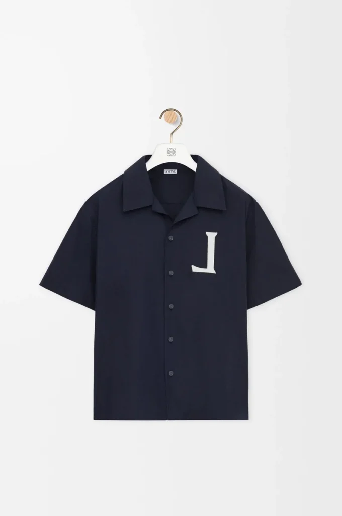 Camisa de manga corta de algodón azul marino oscuro.