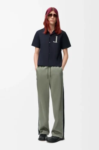 Camisa de manga corta de algodón azul marino oscuro.