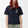 Camisa de manga corta de algodón azul marino oscuro.