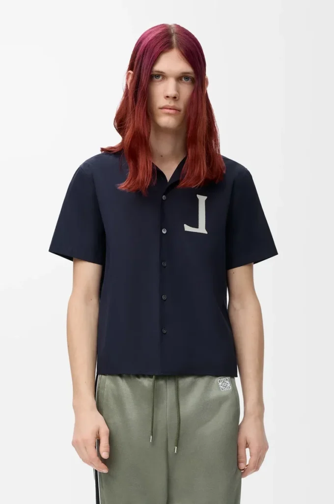 Camisa de manga corta de algodón azul marino oscuro.