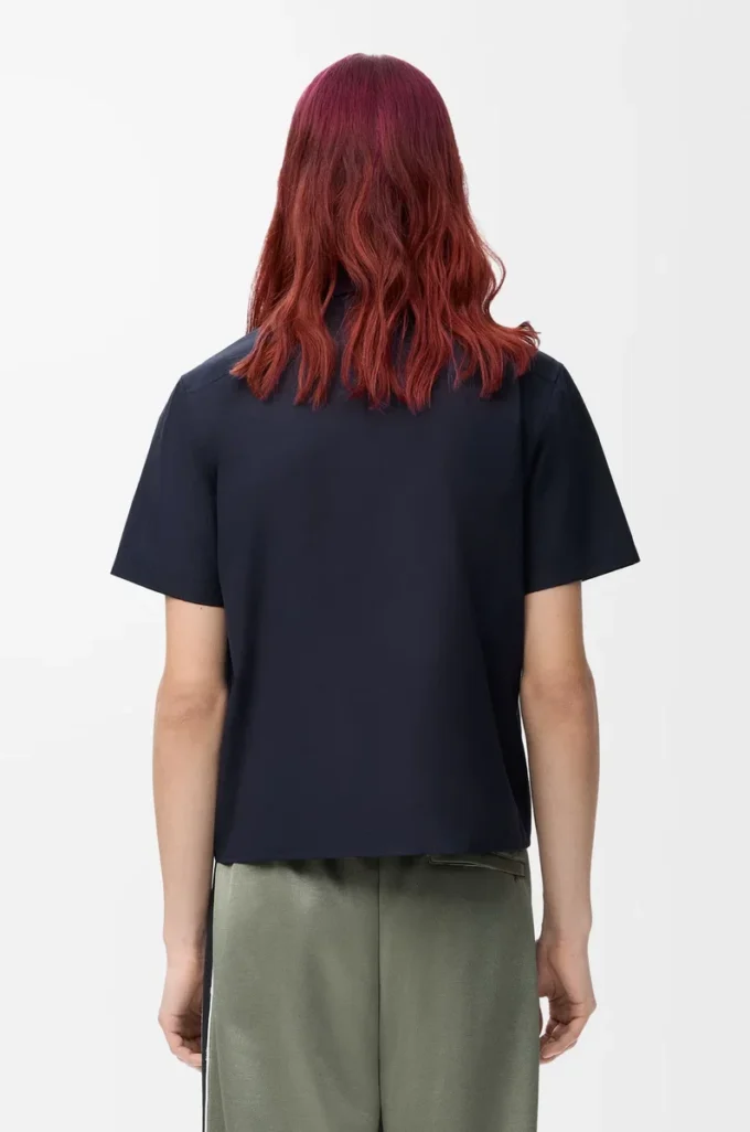 Camisa de manga corta de algodón azul marino oscuro.
