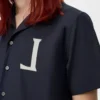 Camisa de manga corta de algodón azul marino oscuro.