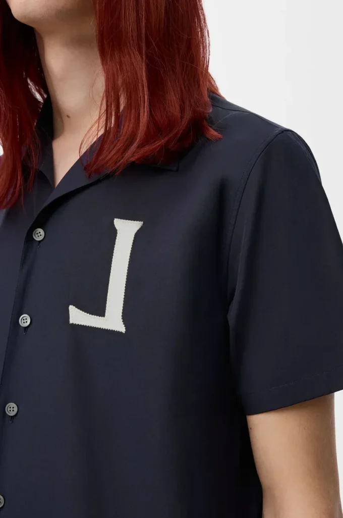 Camisa de manga corta de algodón azul marino oscuro.