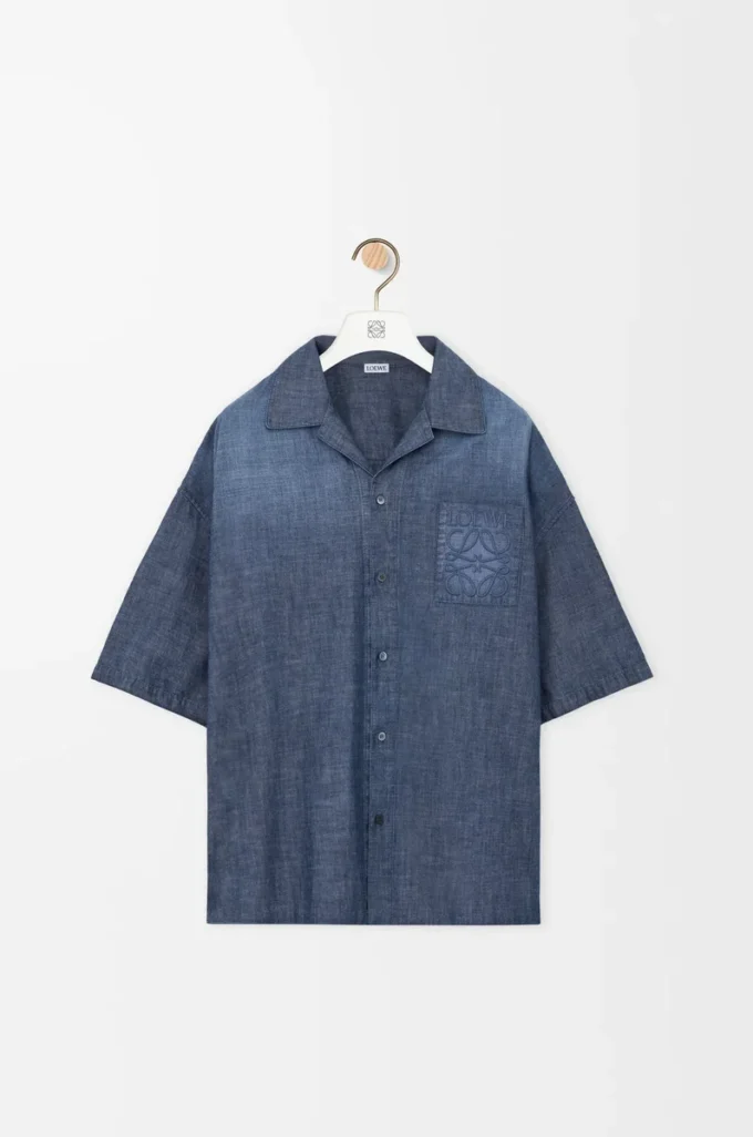 Camisa de manga corta en algodón azul lavado Camisa de manga corta en algodón azul lavado