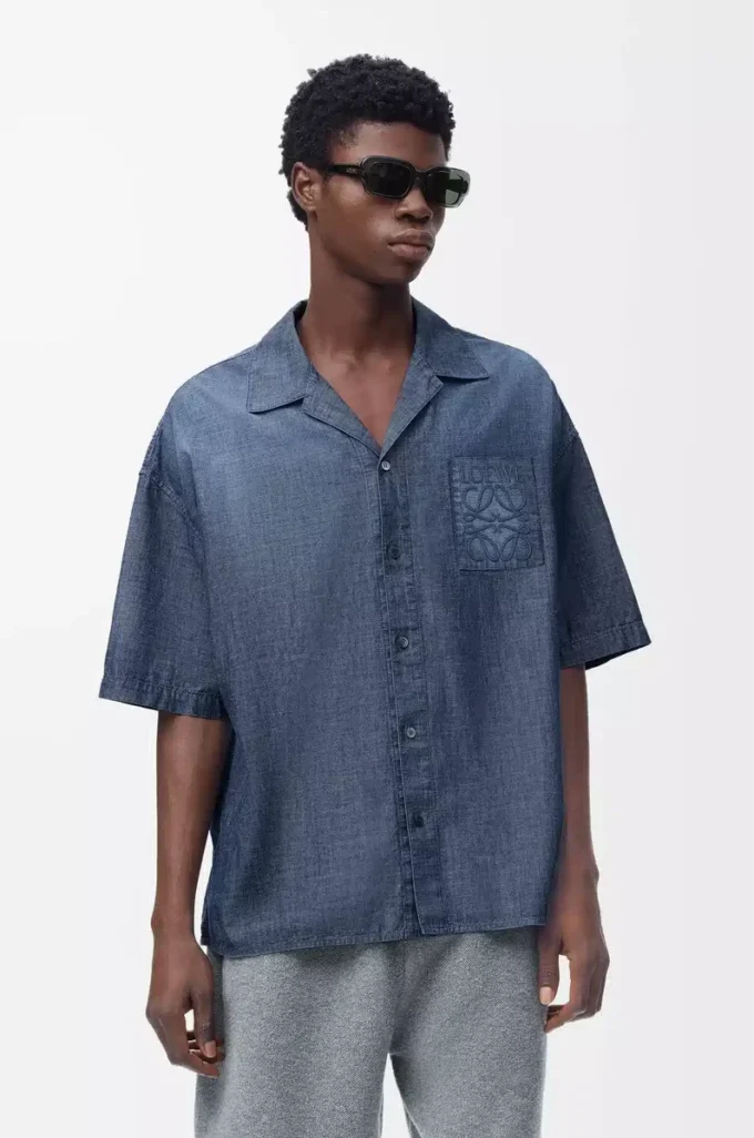 Camisa de manga corta en algodón azul lavado Camisa de manga corta en algodón azul lavado