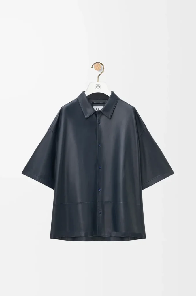 Camisa de manga corta en piel de cordero napa azul marino oscuro Camisa de manga corta en piel de cordero napa azul marino oscuro