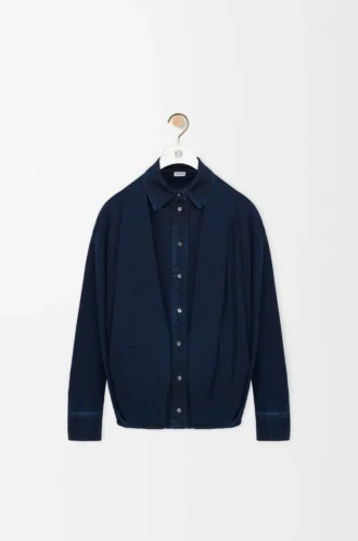 Camisa drapeada de denim índigo oscuro