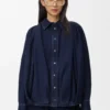 Camisa drapeada de denim índigo oscuro Camisa drapeada de denim índigo oscuro