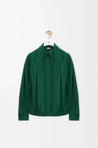 Camisa drapeada de seda verde oscuro