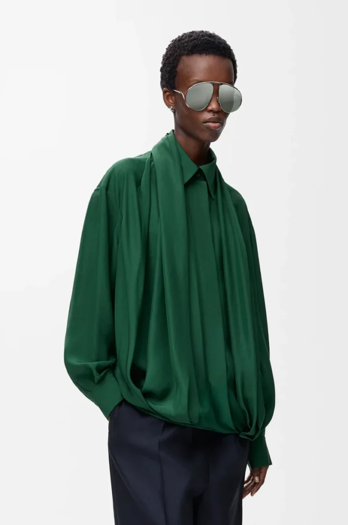 Camisa drapeada de seda verde oscuro Camisa drapeada de seda verde oscuro