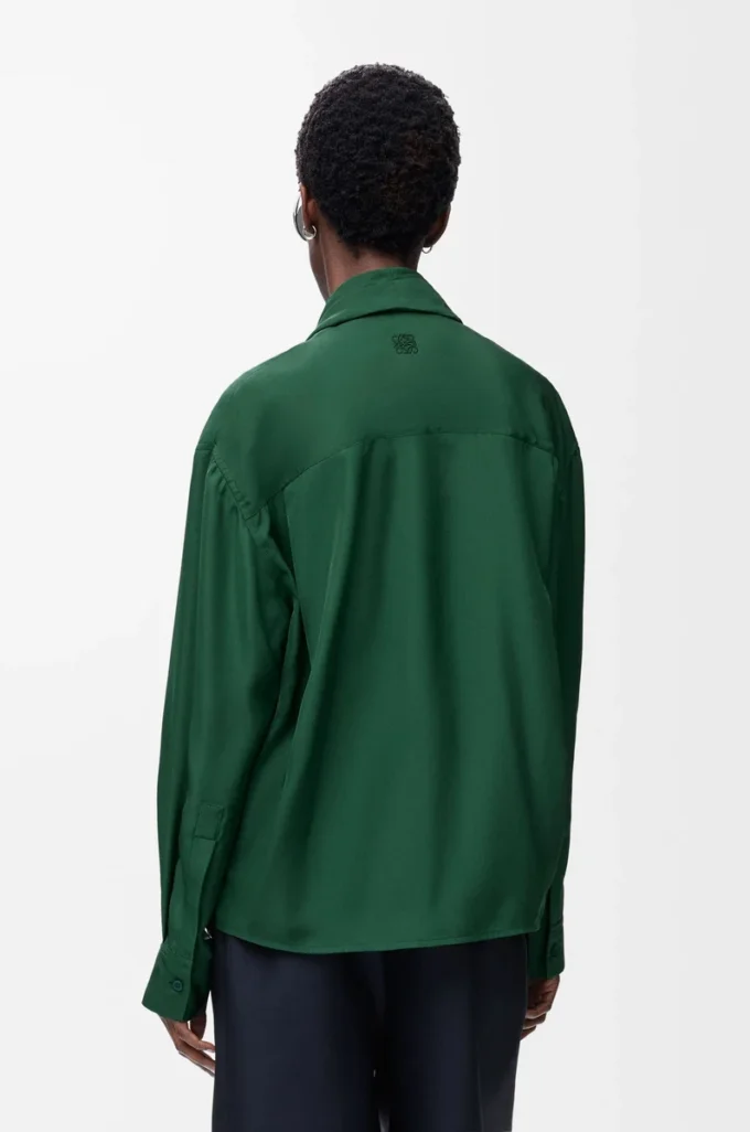 Camisa drapeada de seda verde oscuro Camisa drapeada de seda verde oscuro