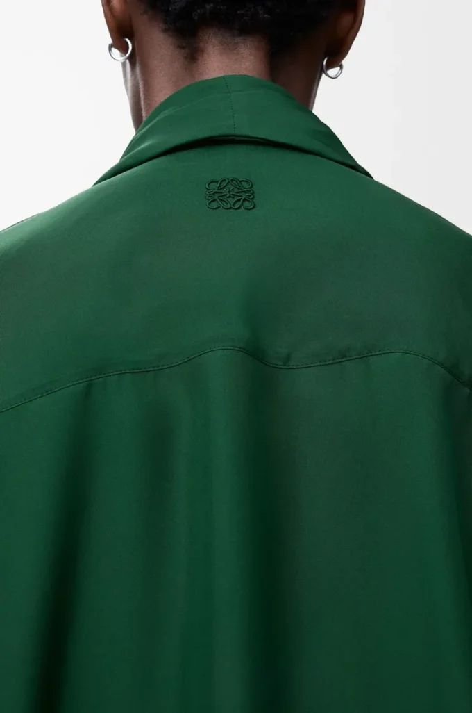 Camisa drapeada de seda verde oscuro Camisa drapeada de seda verde oscuro