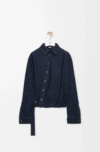 Camisa drapeada en denim azul índigo