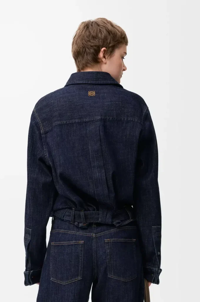 Camisa drapeada en denim azul índigo Camisa drapeada en denim azul índigo