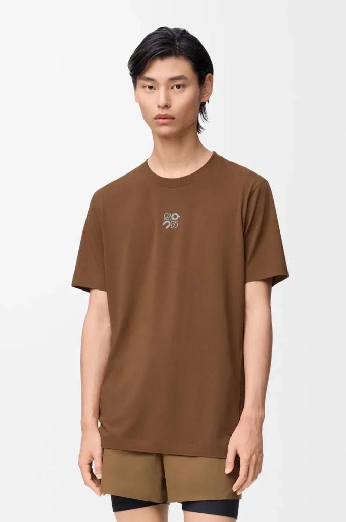 Camiseta deportiva en jersey técnico color toffee Camiseta deportiva en jersey técnico color toffee