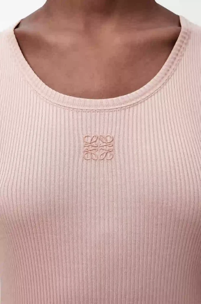 Camiseta sin mangas con anagrama en seda rosa claro Camiseta sin mangas con anagrama en seda rosa claro