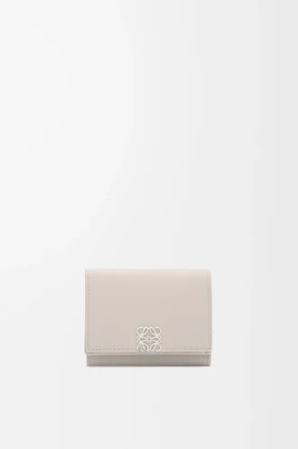 Cartera Anagram de tres pliegues en piel de becerro granulada Light Ghost