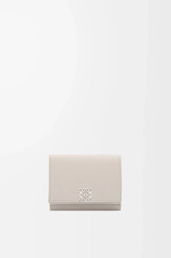 Cartera Anagram de tres pliegues en piel de becerro granulada Light Ghost Cartera Anagram de tres pliegues en piel de becerro granulada Light Ghost
