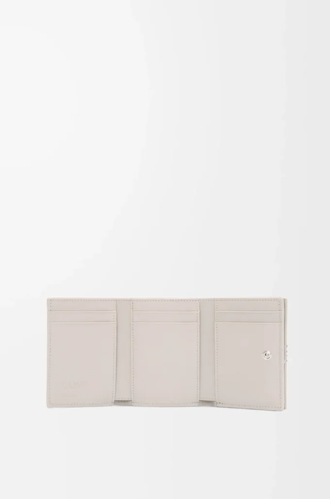 Cartera Anagram de tres pliegues en piel de becerro granulada Light Ghost Cartera Anagram de tres pliegues en piel de becerro granulada Light Ghost