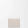 Cartera Anagram de tres pliegues en piel de becerro granulada Light Ghost Cartera Anagram de tres pliegues en piel de becerro granulada Light Ghost
