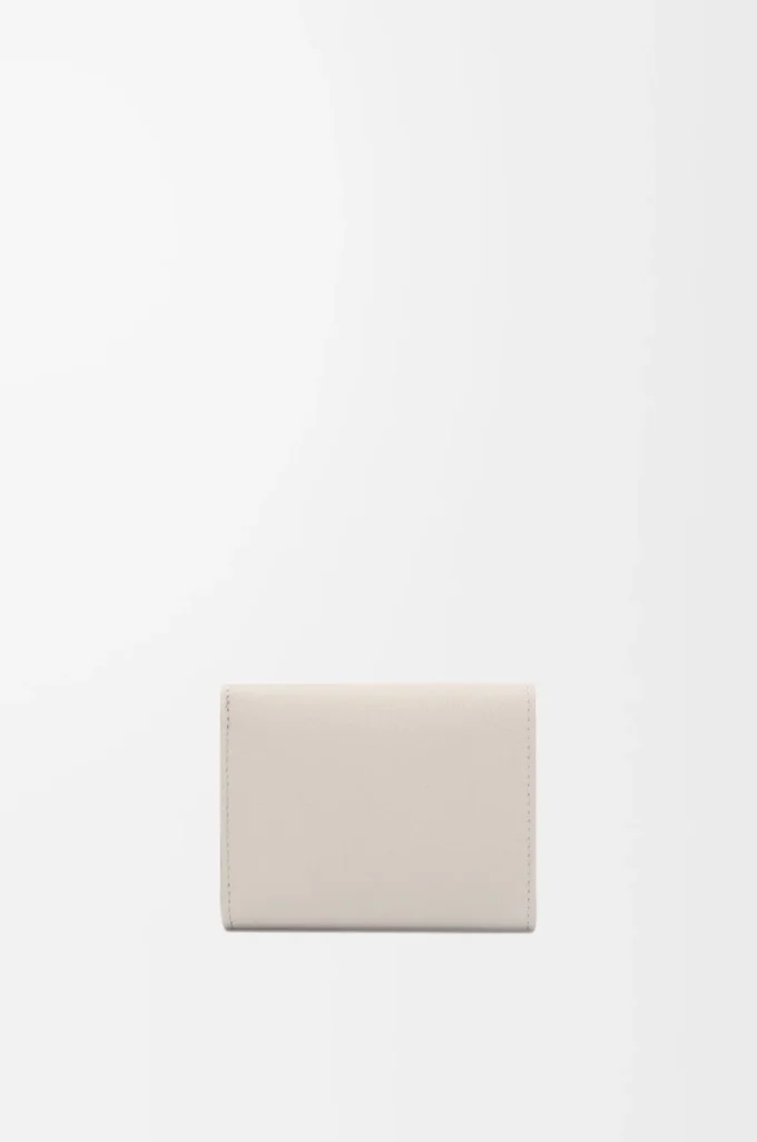 Cartera Anagram de tres pliegues en piel de becerro granulada Light Ghost Cartera Anagram de tres pliegues en piel de becerro granulada Light Ghost