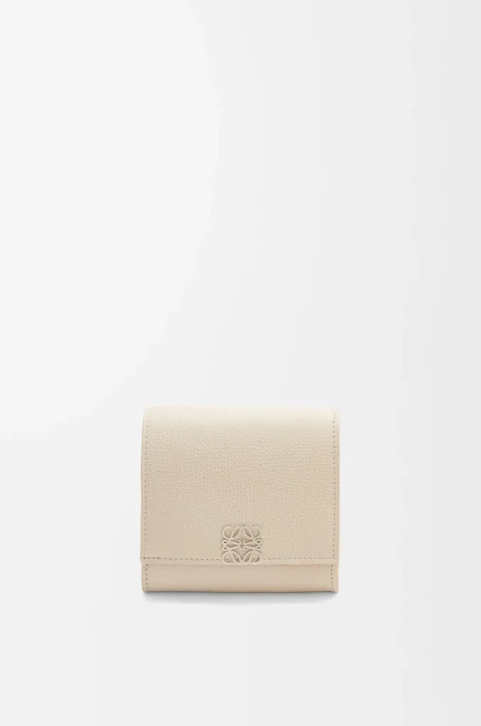 Cartera compacta Anagram con solapa en piel de becerro granulada Light Ghost Cartera compacta Anagram con solapa en piel de becerro granulada Light Ghost
