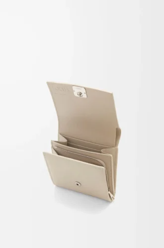 Cartera compacta Anagram con solapa en piel de becerro granulada Light Ghost