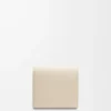 Cartera compacta Anagram con solapa en piel de becerro granulada Light Ghost Cartera compacta Anagram con solapa en piel de becerro granulada Light Ghost
