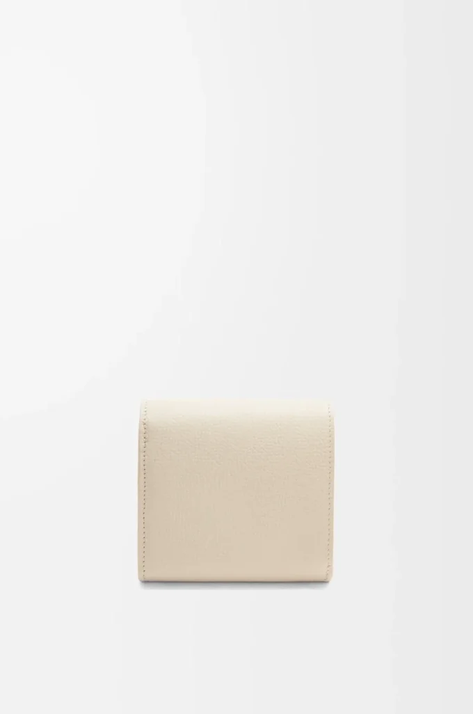 Cartera compacta Anagram con solapa en piel de becerro granulada Light Ghost Cartera compacta Anagram con solapa en piel de becerro granulada Light Ghost